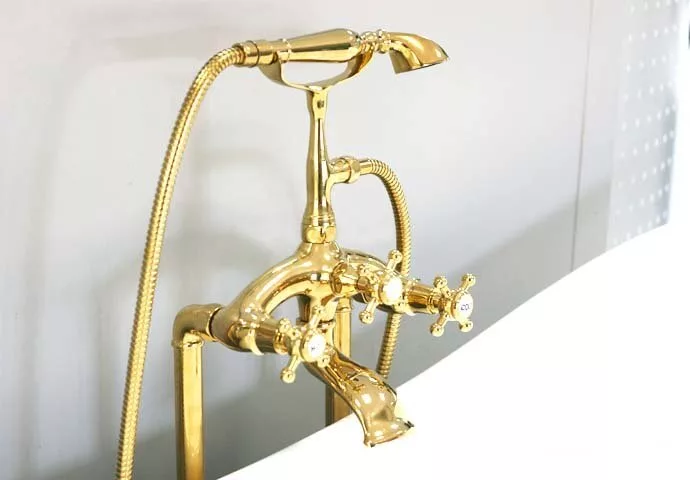 картинка Акриловая ванна Gemy G9030 A фурнитура золото 