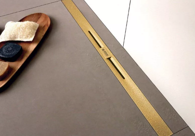 картинка Желоб водосток BERGES SIMPEL 1000, золото глянец, вертикальный выпуск S-сифон D50/105мм H30/80мм 